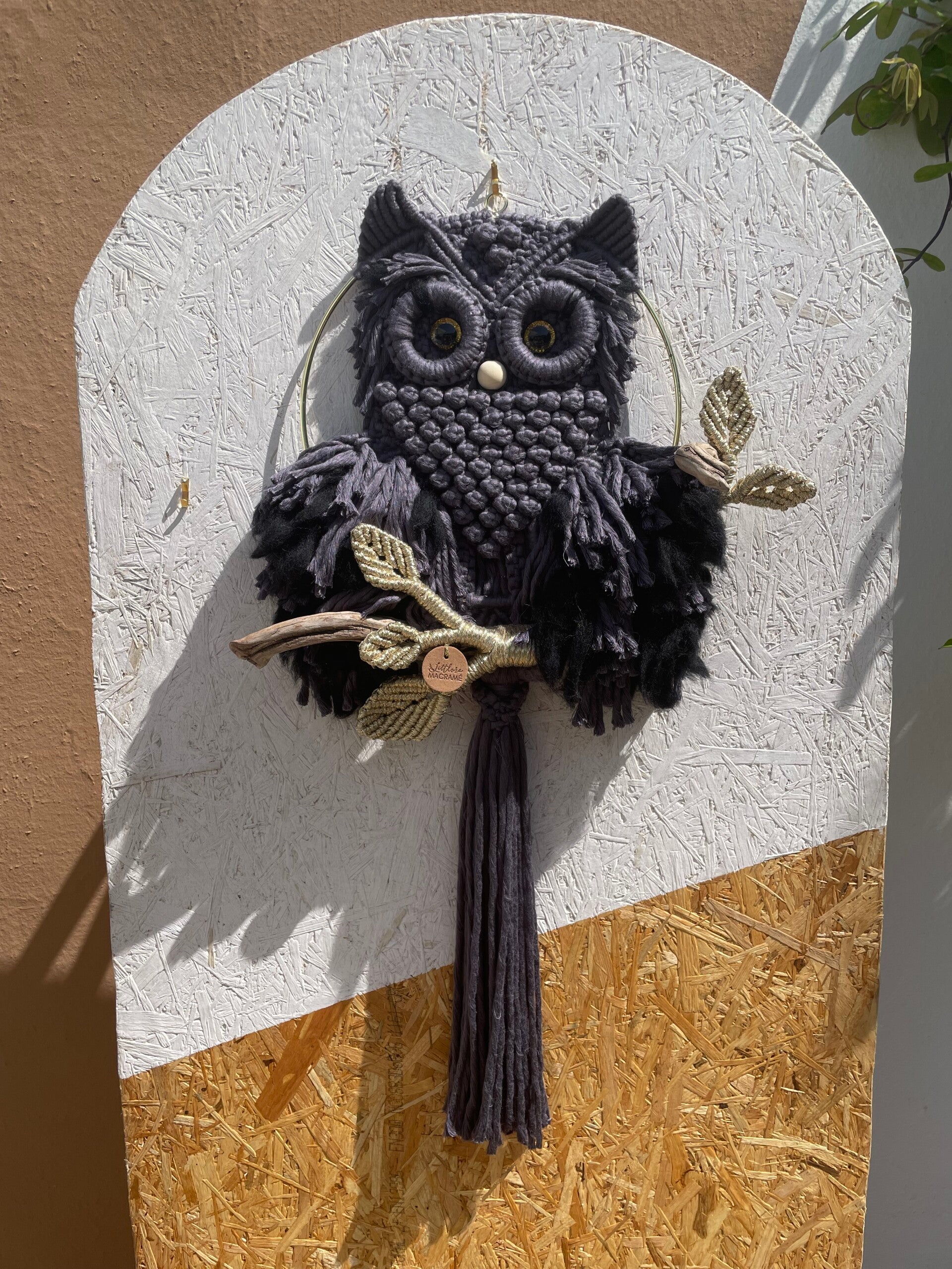 HIBOU LUNA – Décoration Macramé Fibre de Bambou Grise | Branche Dorée | Littlvro