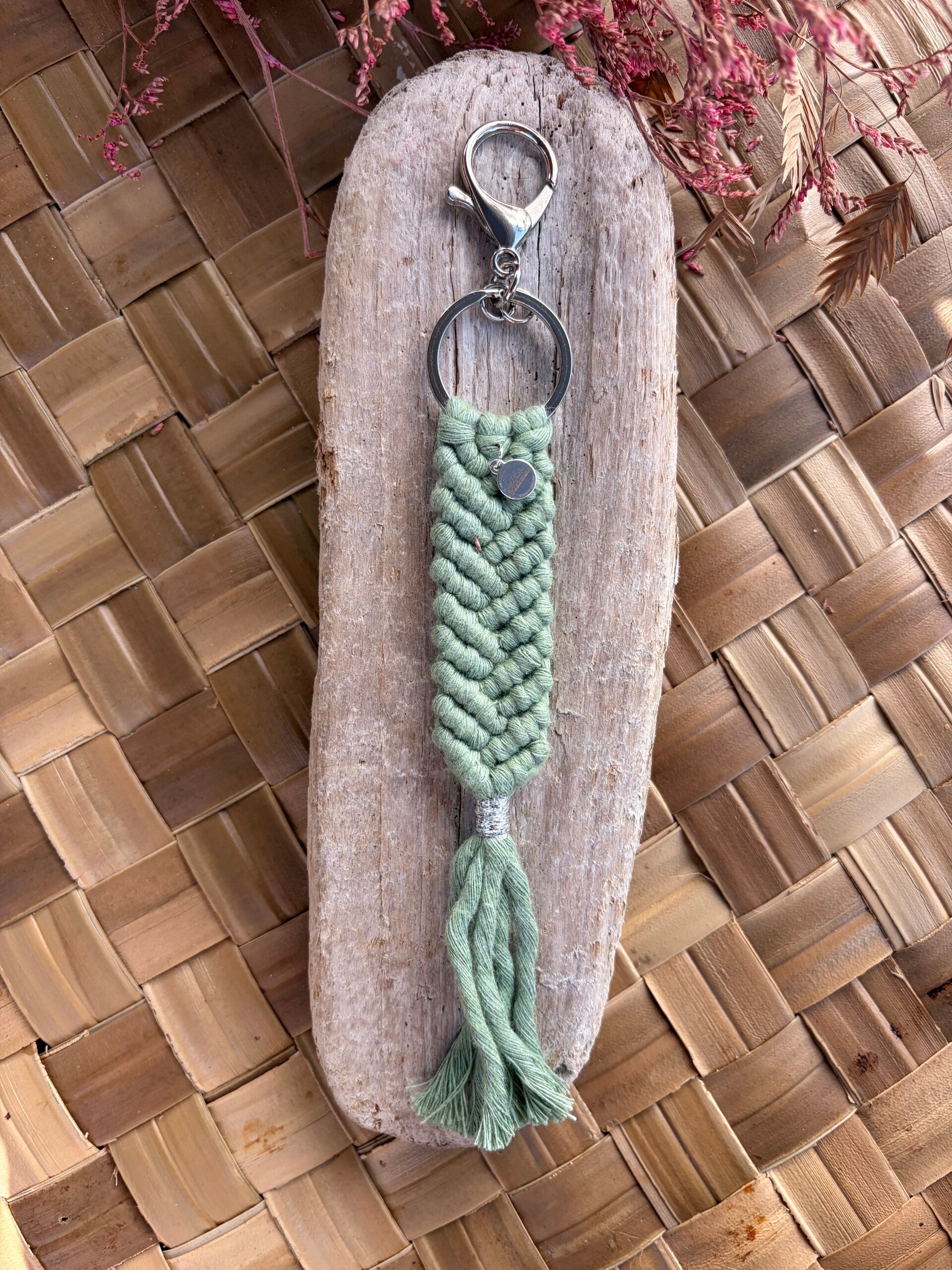 Porte-clés Macramé Fait Main –  Eucalyptus green| Bijoux de Sac Artisanaux | Littlvro Nantes