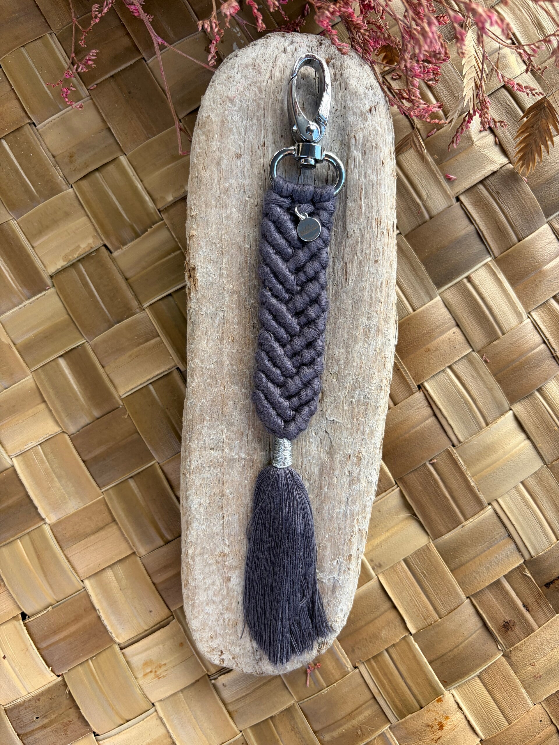 Porte-clés Macramé Fait Main –  Gris corde de bambou| Bijoux de Sac Artisanaux | Littlvro Nantes