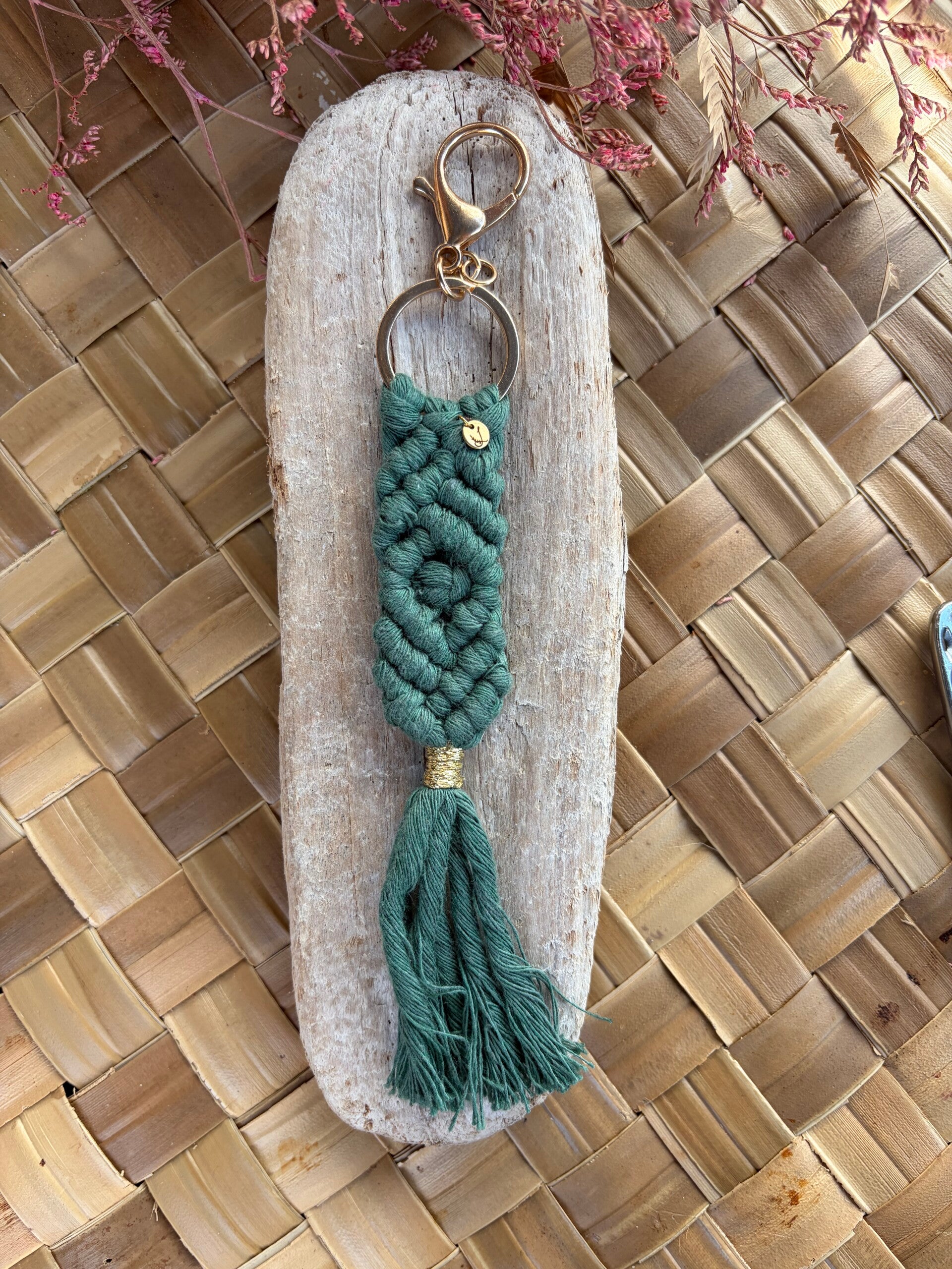Porte-clés Macramé Fait Main – Vert diamant | Bijoux de Sac Artisanaux | Littlvro Nantes