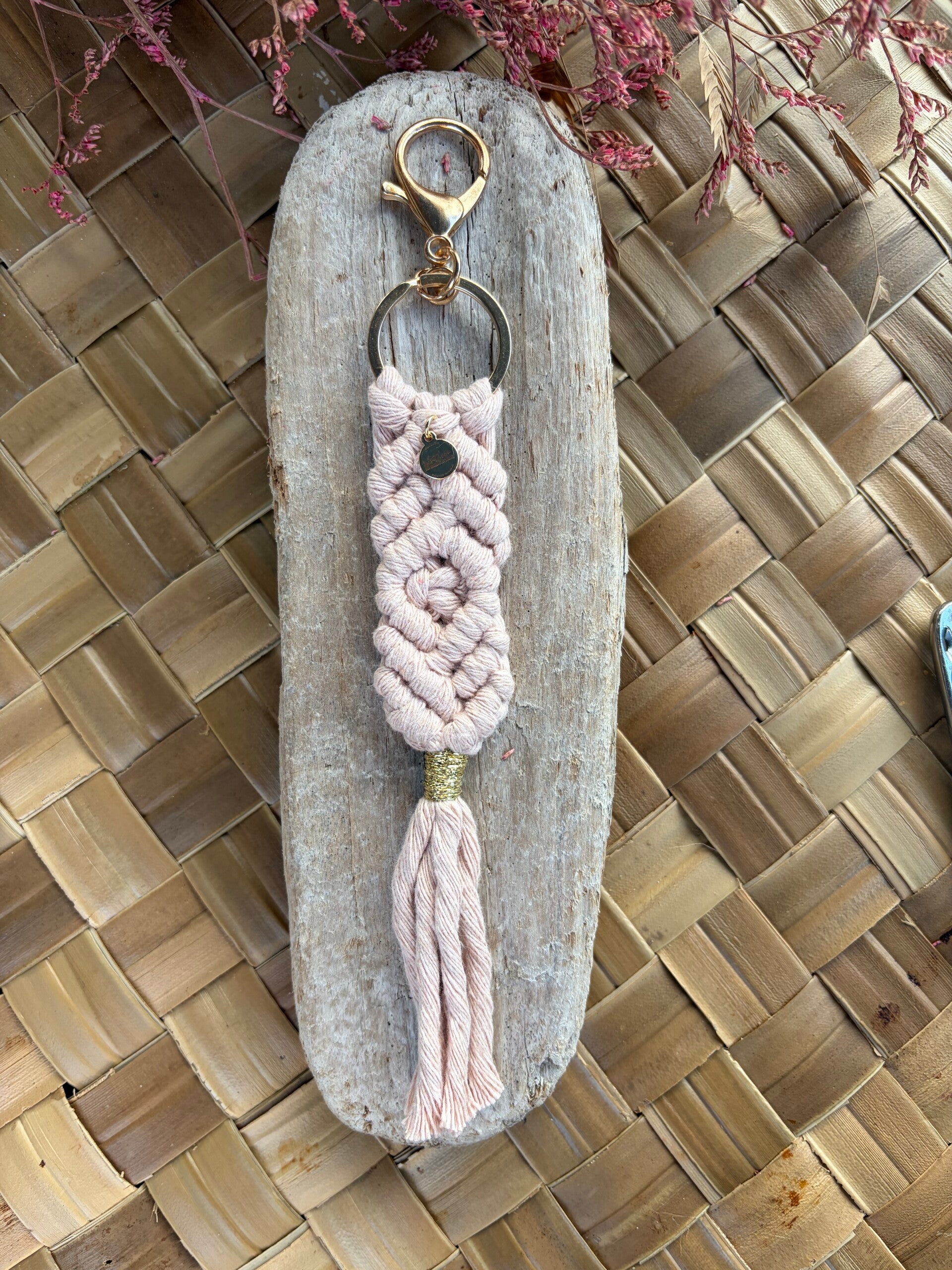Porte-clés Macramé Fait Main – vieux Rose diamant | Bijoux de Sac Artisanaux | Littlvro Nantes