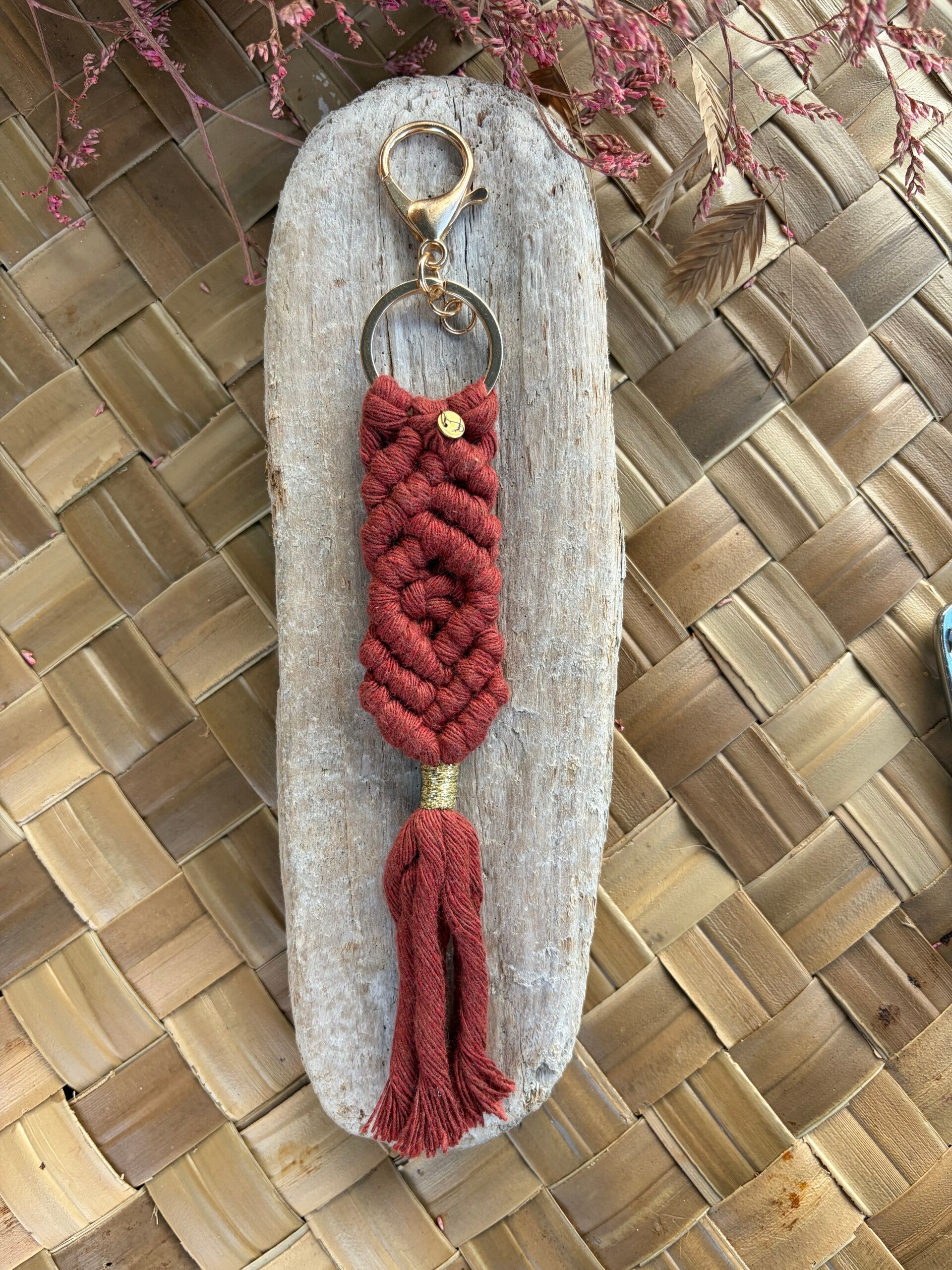 Porte-clés Macramé Fait Main – Bordeaux diamant | Bijoux de Sac Artisanaux | Littlvro Nantes