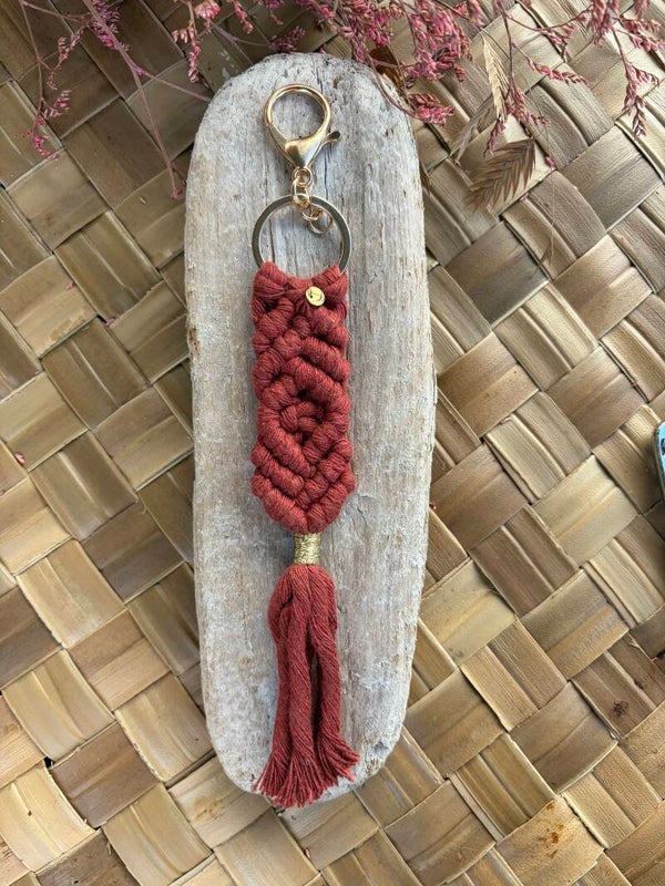 Porte-clés Macramé Fait Main – Bordeaux diamant | Bijoux de Sac Artisanaux | Littlvro Nantes