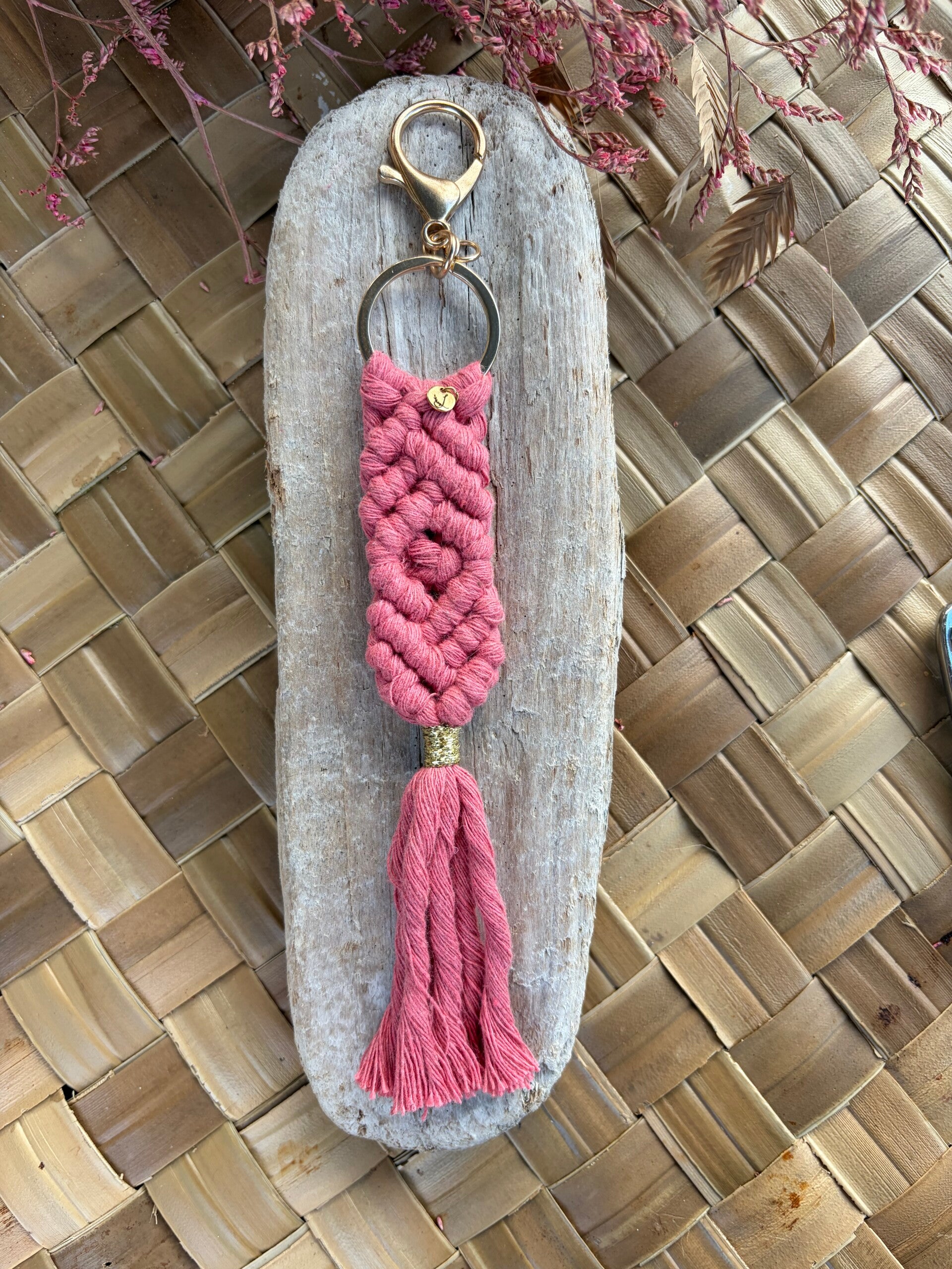 Porte-clés Macramé Fait Main – Rose Bonbon diamant | Bijoux de Sac Artisanaux | Littlvro Nantes