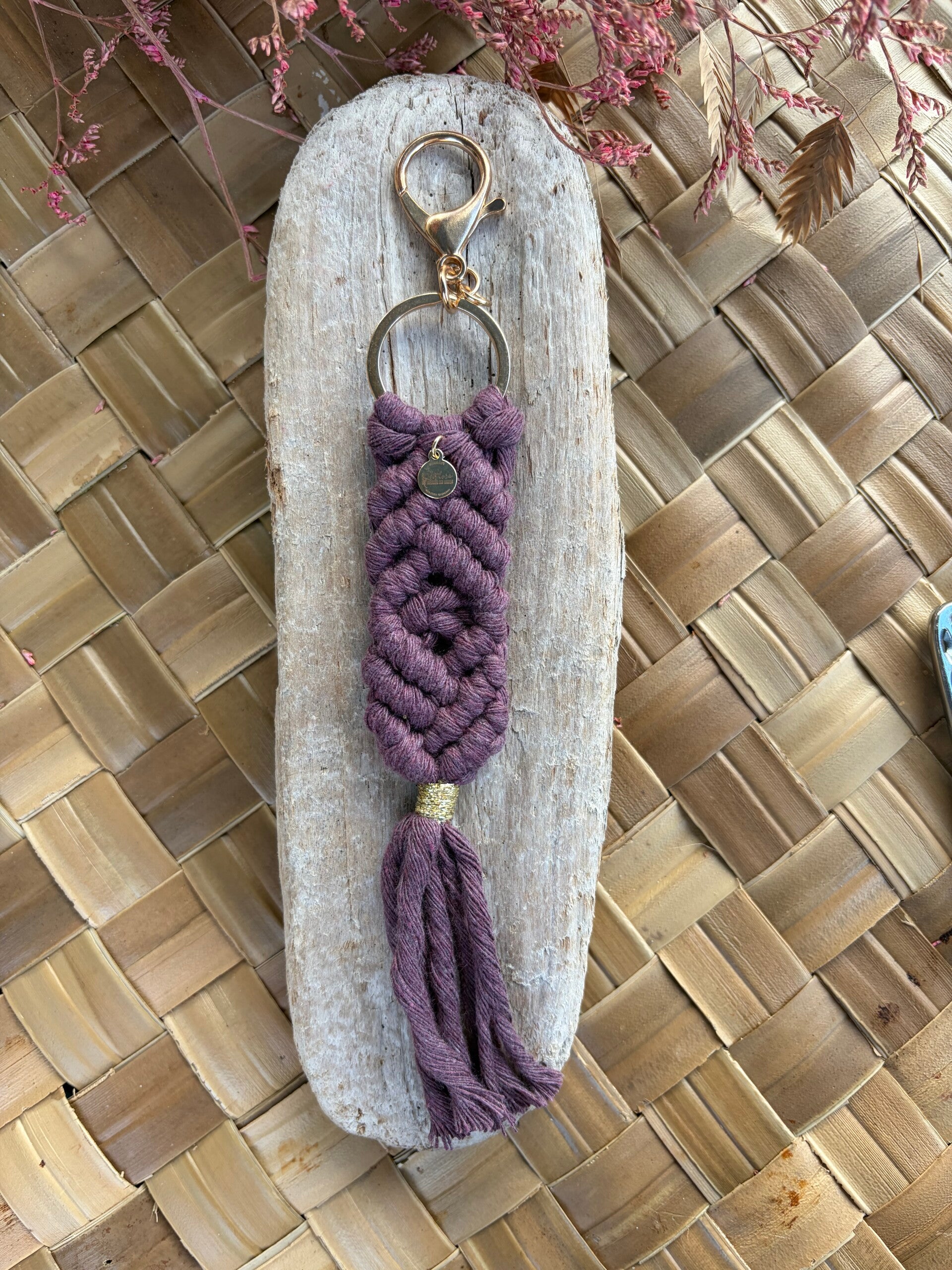 Porte-clés Macramé Fait Main – Aubergine diamant| Bijoux de Sac Artisanaux | Littlvro Nantes