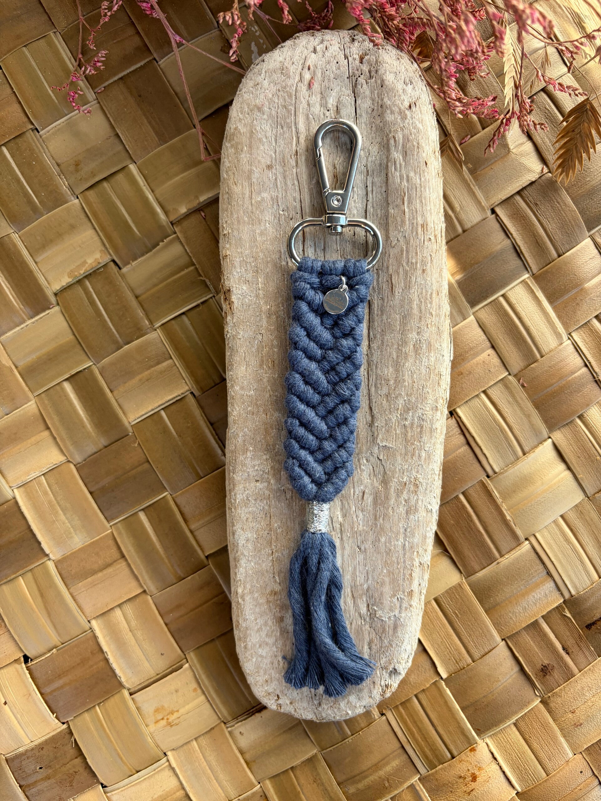 Porte-clés Macramé Fait Main – Bleu Jean | Bijoux de Sac Artisanaux | Littlvro Nantes