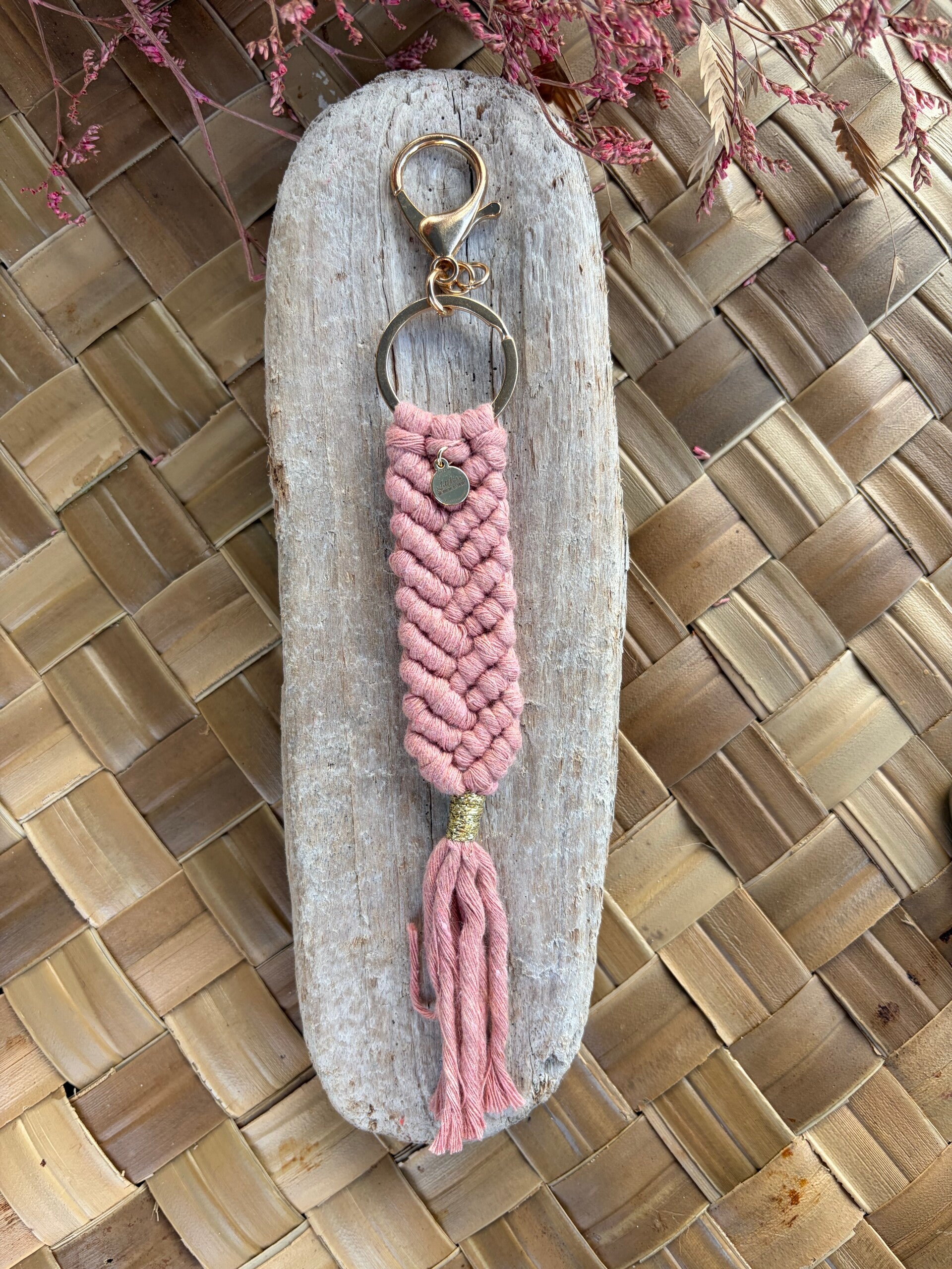 Porte-clés Macramé Fait Main – Rose Poudré | Bijoux de Sac Artisanaux | Littlvro Nantes