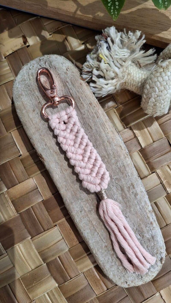 Porte-clés Macramé Fait Main – Rose Pâle mousqueton rose champagne | Bijoux de Sac Artisanaux | Littlvro Nantes