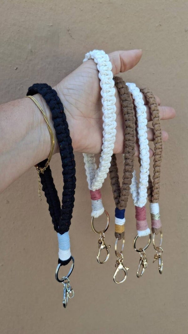 Porte-clés dragonne en macramé à nœuds plats