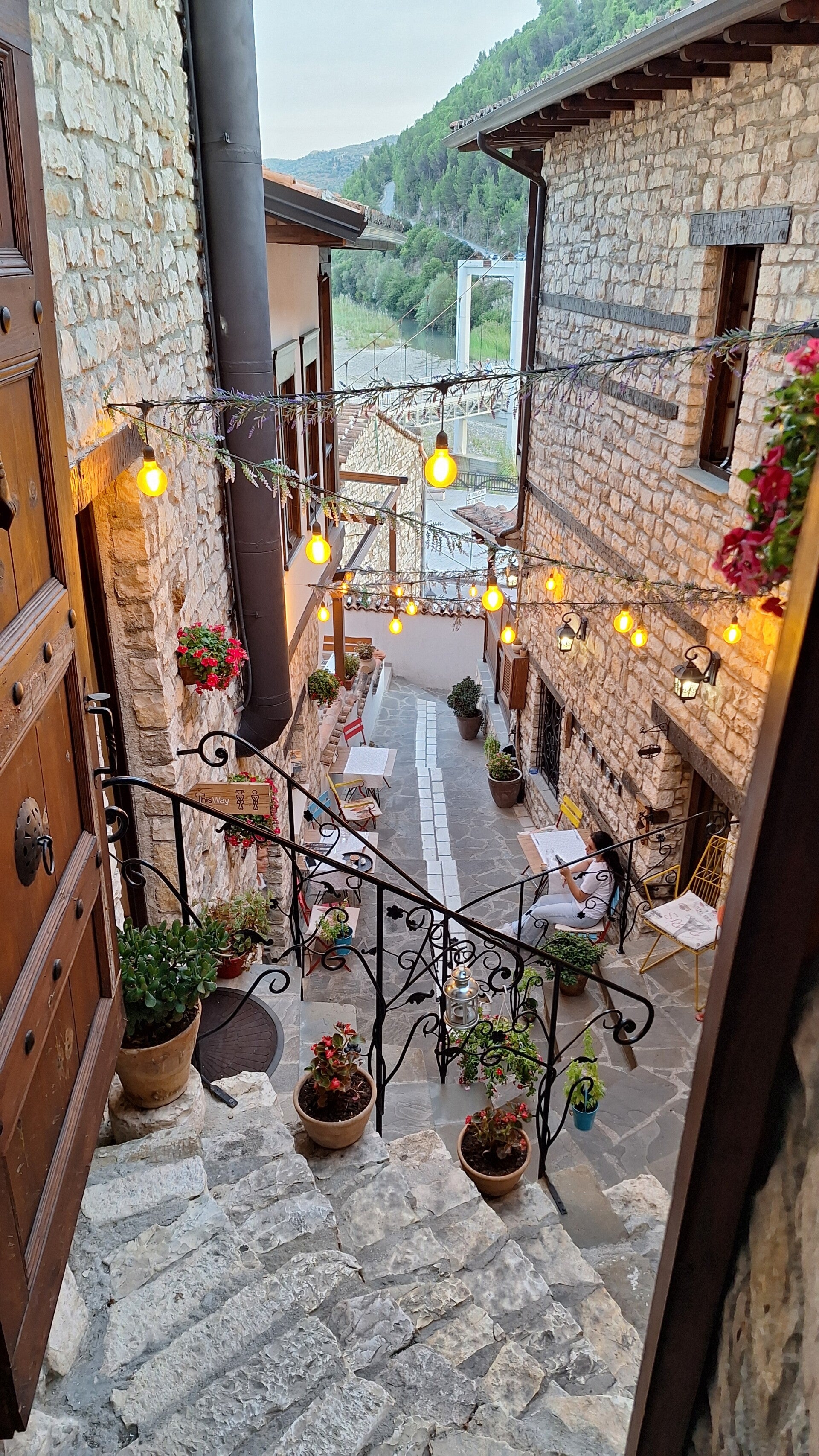 Historische Gasse in Berat – UNESCO-Weltkulturerbe