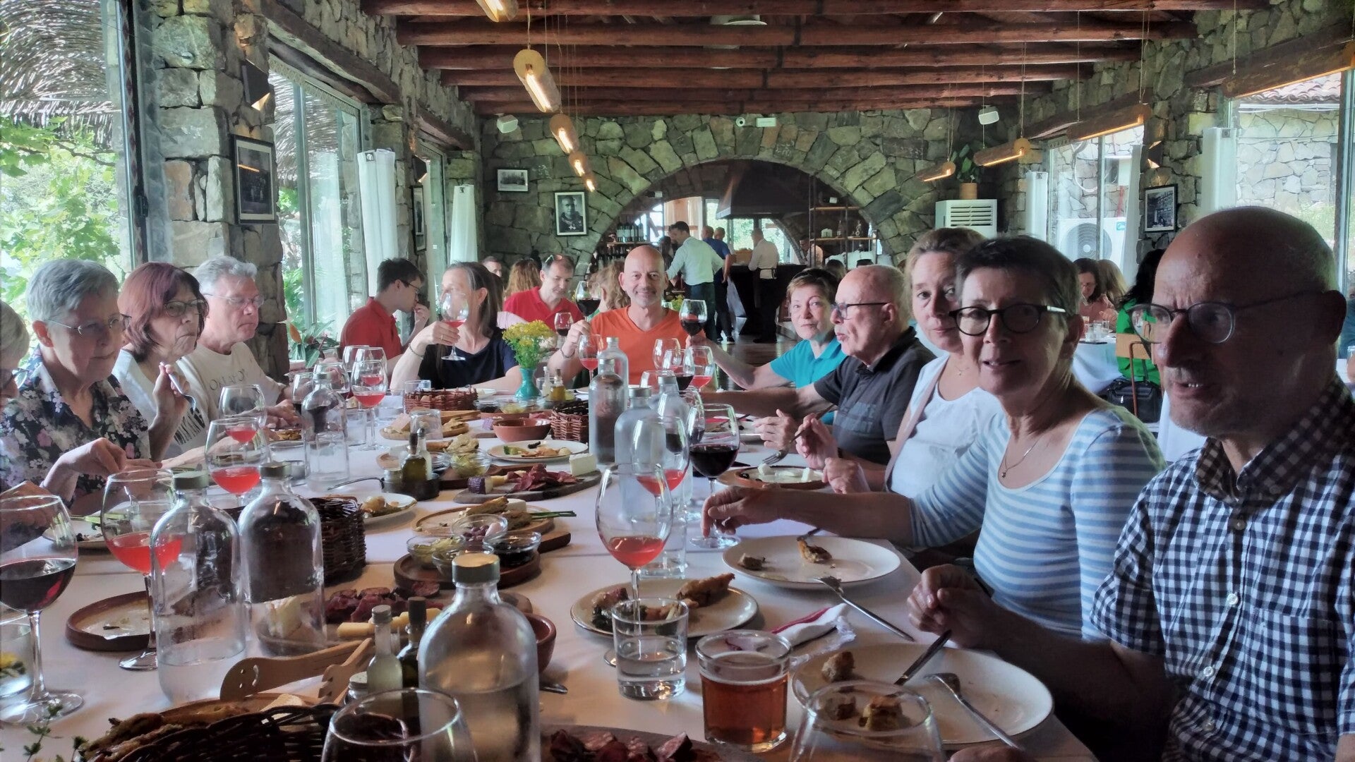 Genießen Sie die kulinarischen Köstlichkeiten auf der Bio-Farm “Mrizi i Zanave”, deren Name aus den albanischen Mythen stammt und so viel wie “Stärke der Feen” bedeutet.