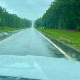 Regen und ein leerer Highway 