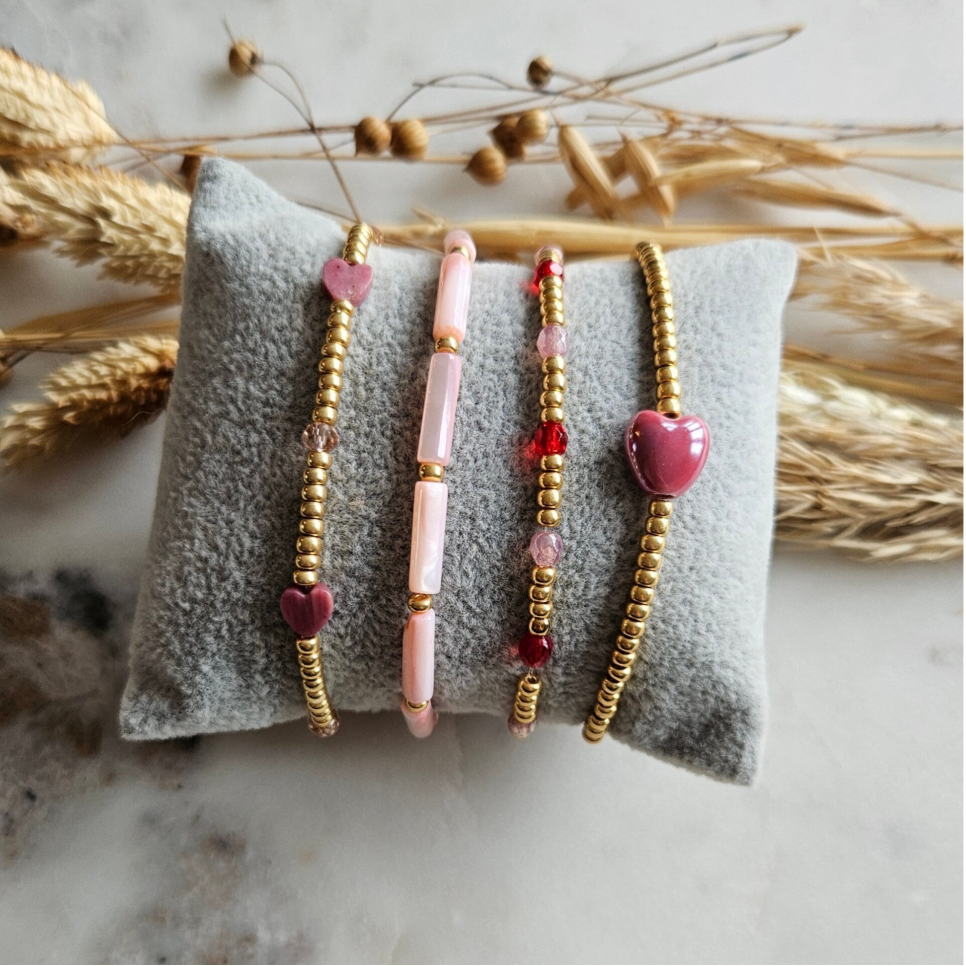 Armbanden set op elastiek (4 armbandjes) - Roze hartjes / Goud mix