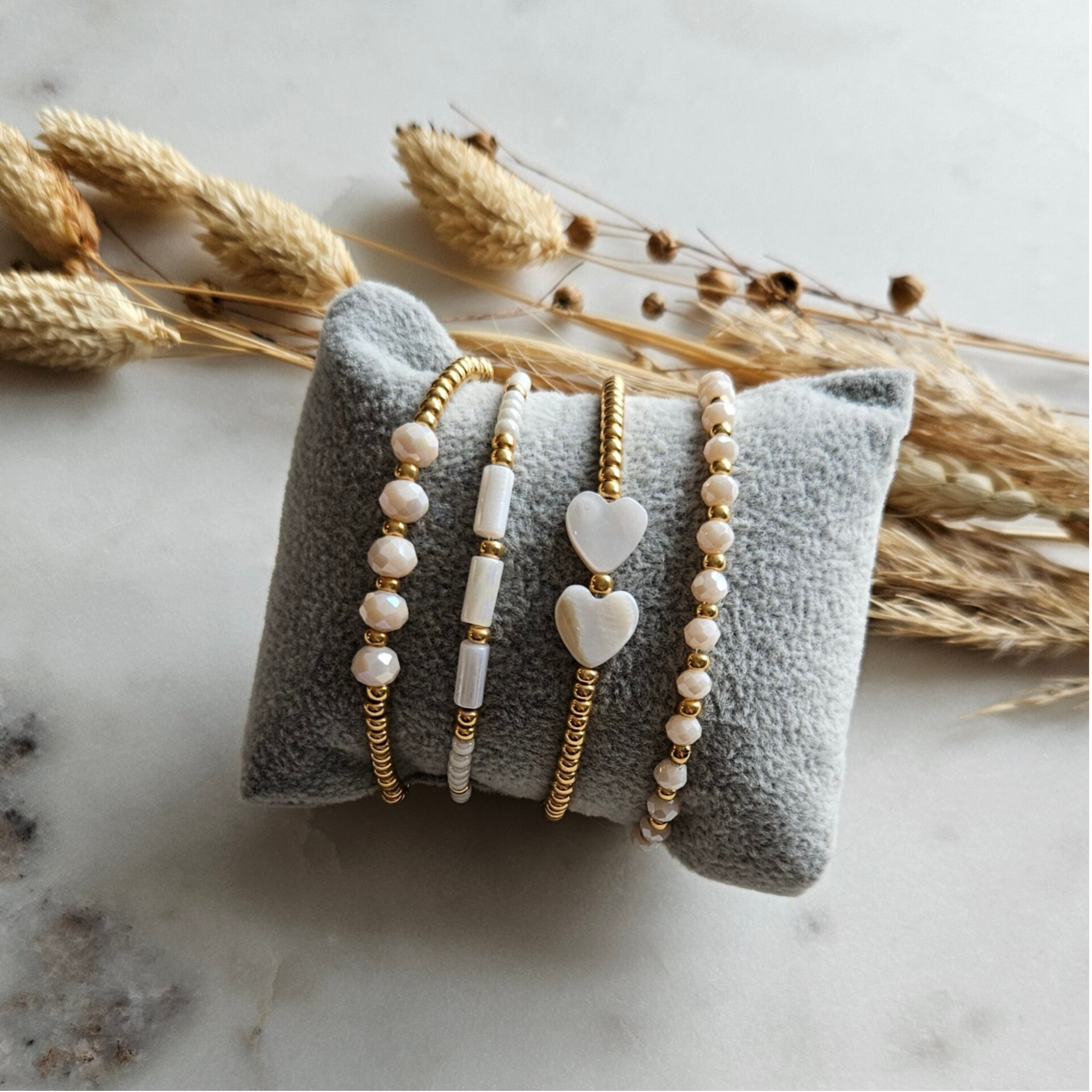 Armbanden set op elastiek (4 armbandjes) - Wit/Goud schelp mix