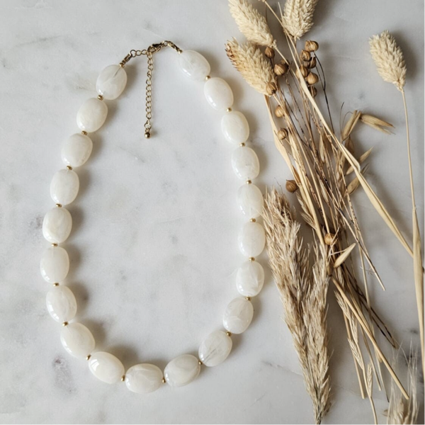 Kralen ketting - witte acryl kralen