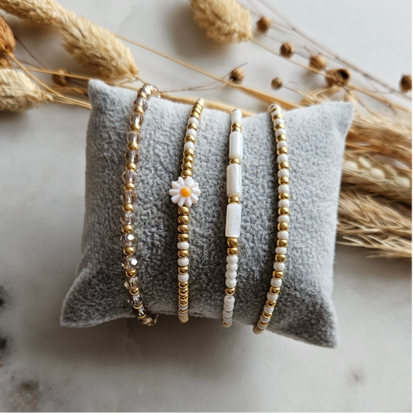 Armbanden set op elastiek (4 armbandjes) - Wit/Goud bloem mix
