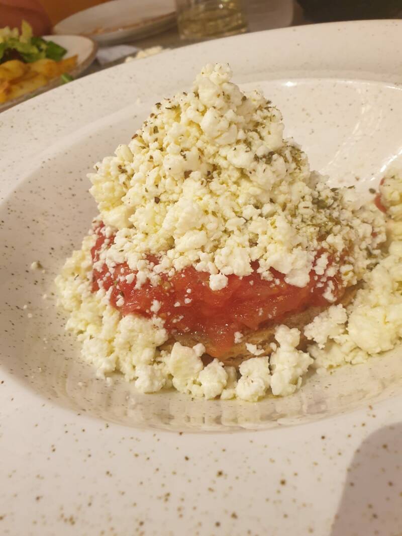 Dakos-Grieks-eten-kikiaroundtheworld