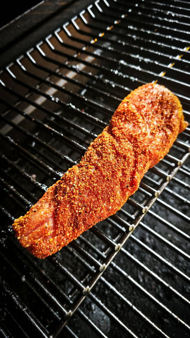 Gekruide varkenshaas op de grill van de BBQ