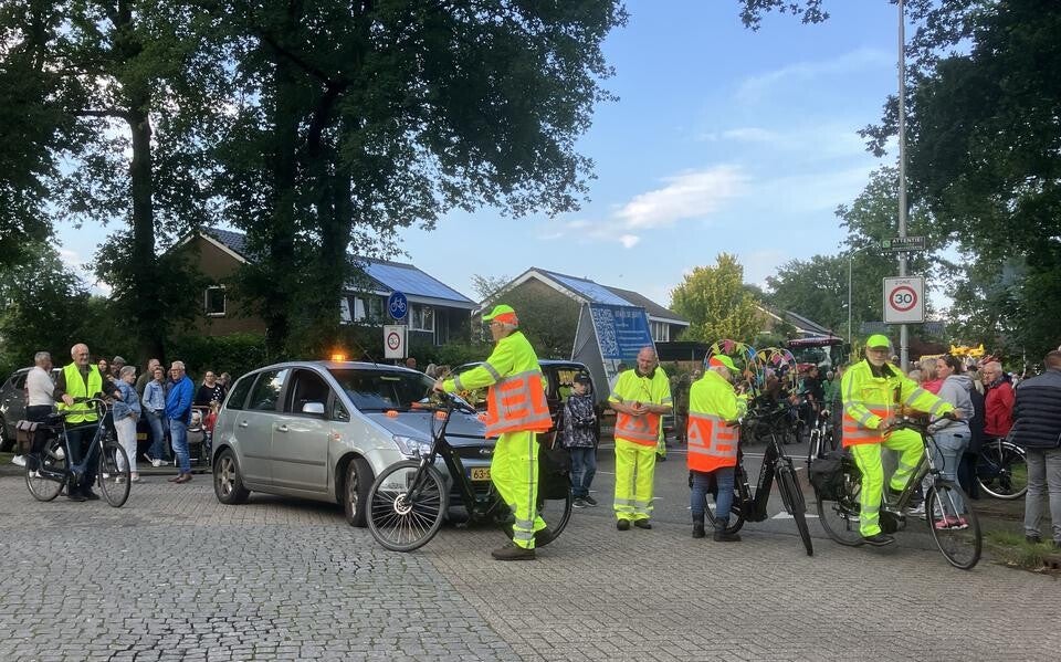 Stichting Verkeersregelaars Midden-Drenthe dringend op zoek naar vrijwilligers: 'Er dreigt een tekort' Verkeersregelaar High