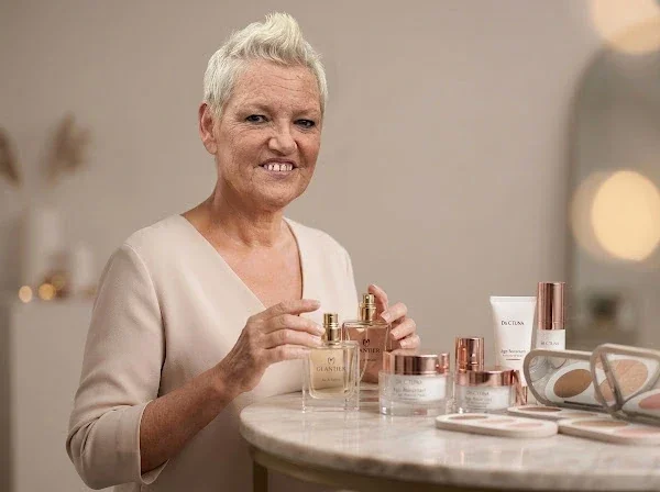 Tania van Glow & Shine met parfum, skincare en make-up