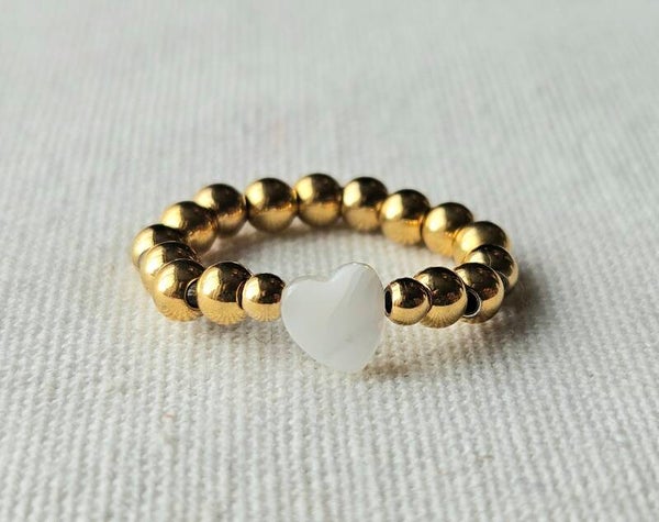 Beads by DEB – Handgemaakte gouden elastische ring met shellbeads en hartjes