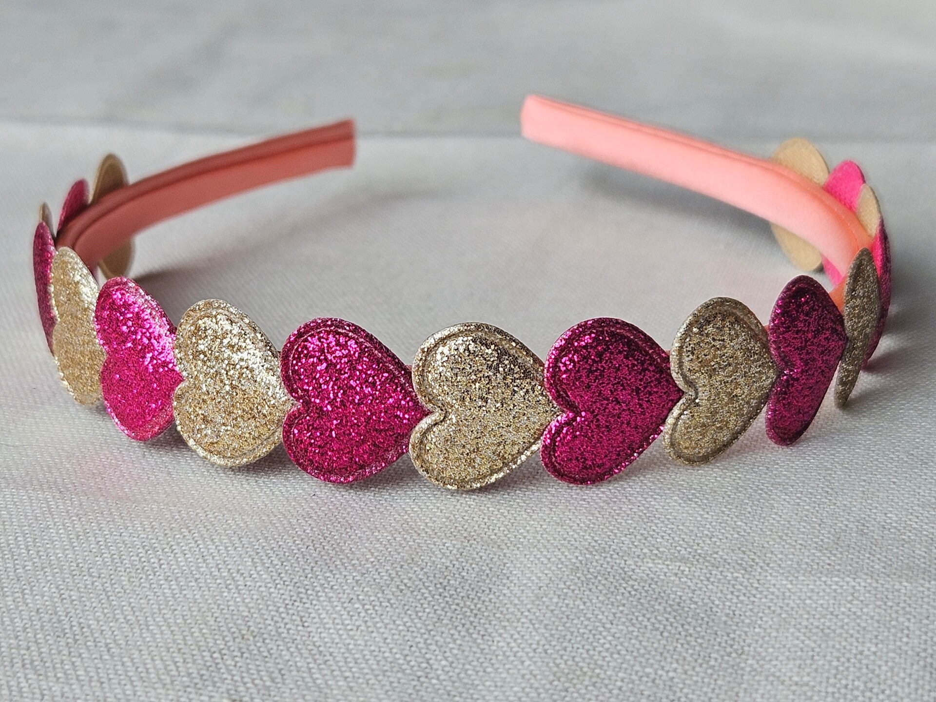 Beads by DEB handgemaakte Haarband met glitter hartjes