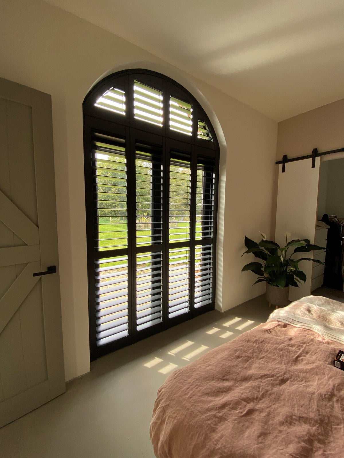 Shutters op maat | Rond en Schuin Raam | Scherp Geprijsd