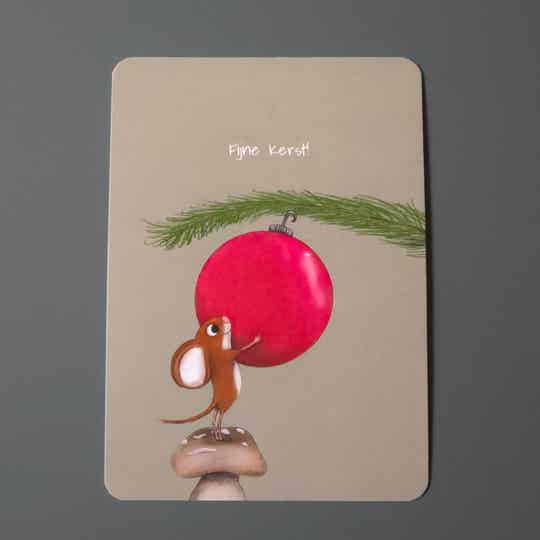 Kerstkaart: kerstbal ophangen