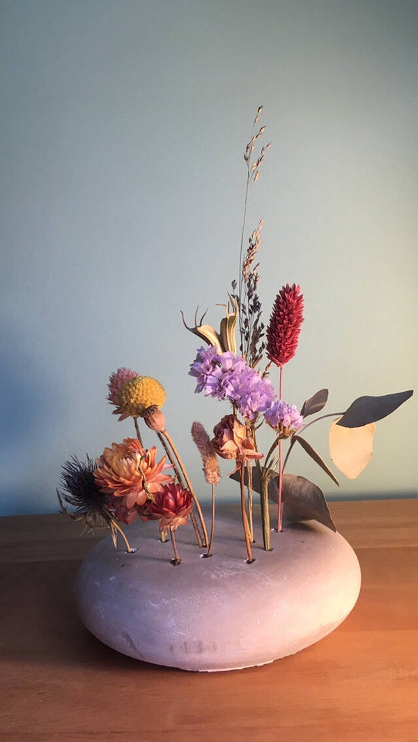 ronde steen met droogbloemen