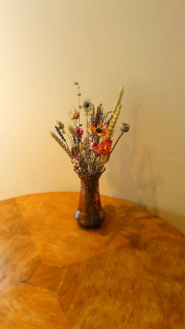 Vaasje met droogbloemen