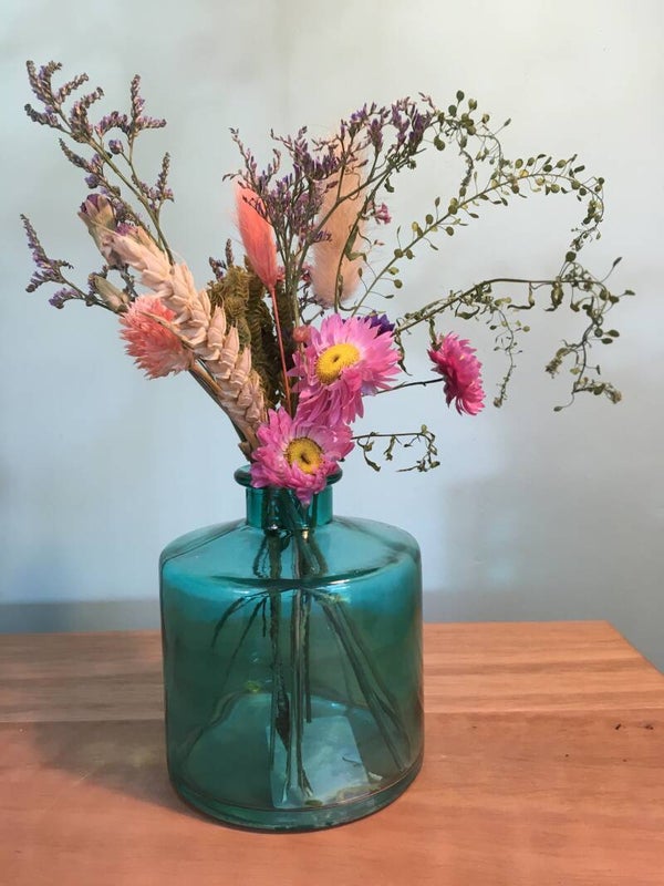 turkoois vaasje met droogbloemen
