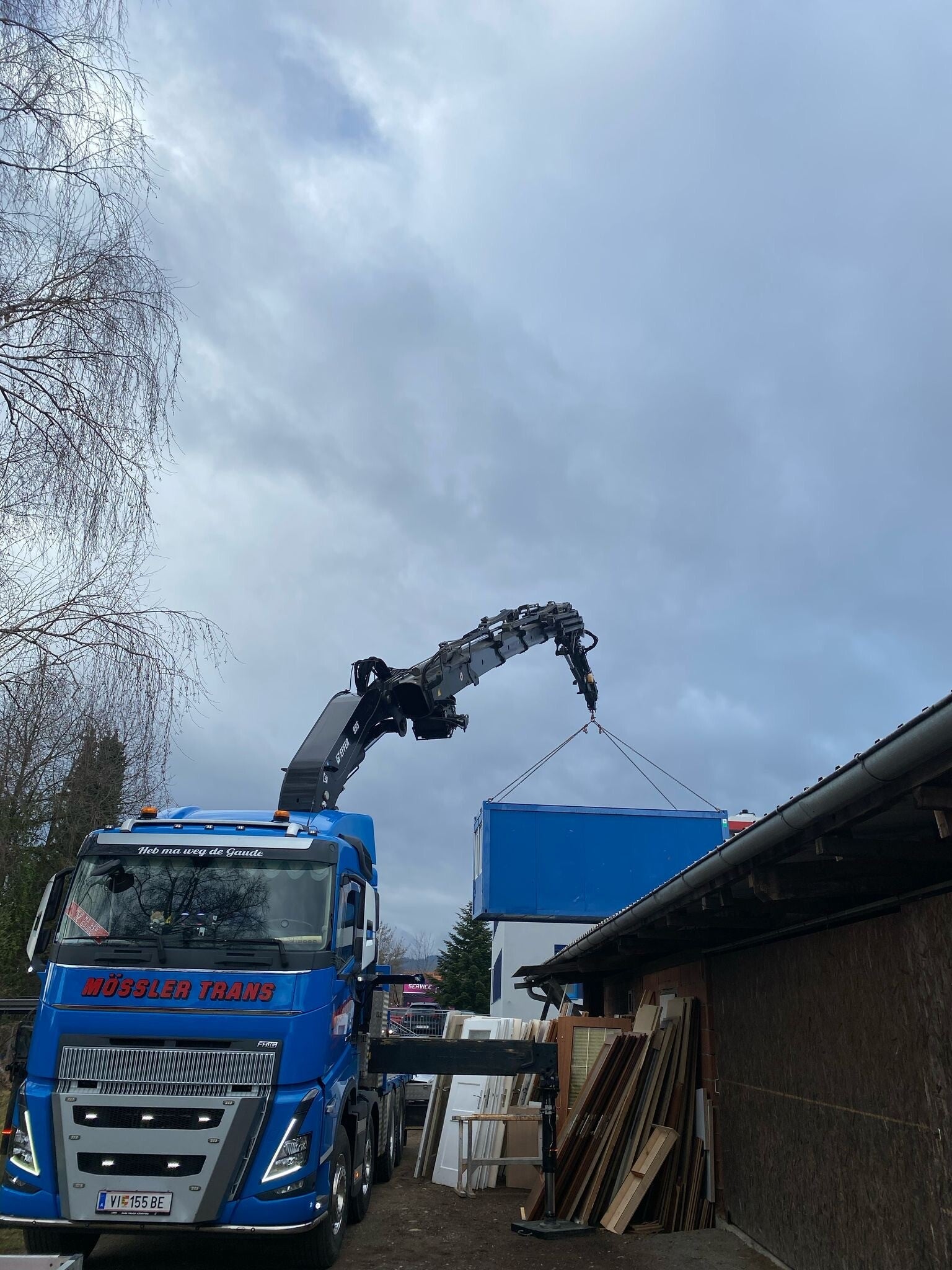 Wir verheben und liefern ihren Container an den gewünschten Ort.