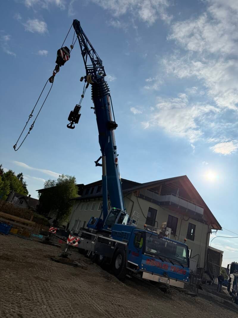 Unser Liebherr Autokran mit zweiter Winde um Fertigteile in der Luft zu drehen und diese anschließend an die gewüschte Position zu heben