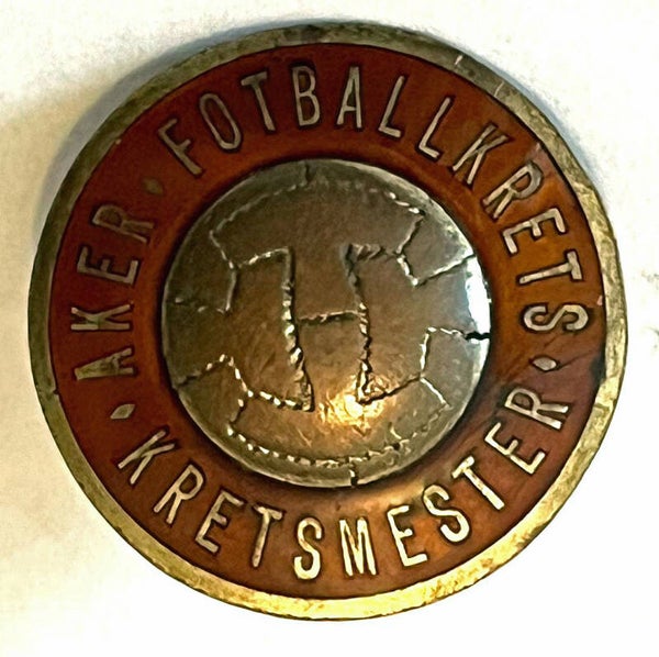 Aker fotballkrets Kretsmester. Eldre emaljemerke for knapphullet
