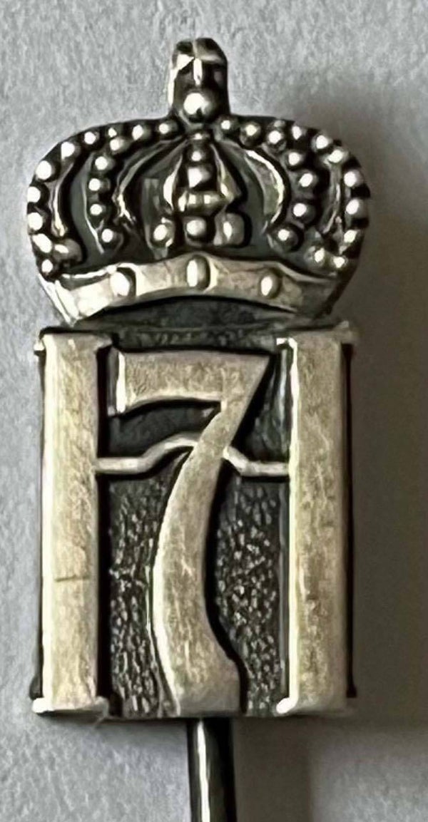 Haakon VII kronet monogram - eldre sølv nål