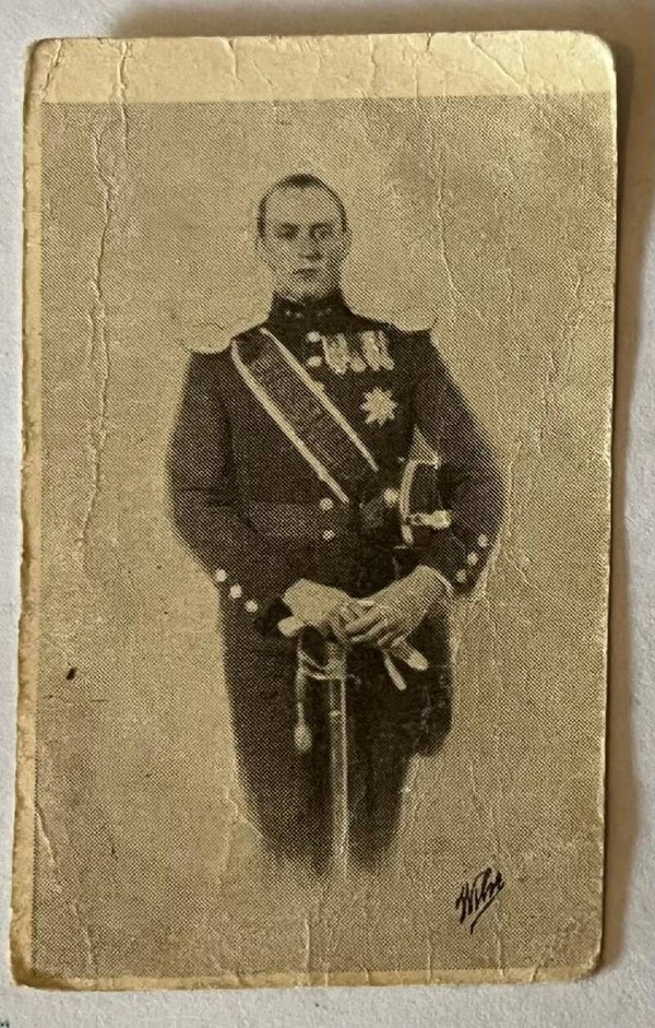 Kronprins Olav i galla 1928 - 25 år. Tobakkskort Khedive cigaretter
