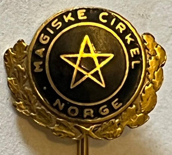Magiske cirkel Norge, merke med krans