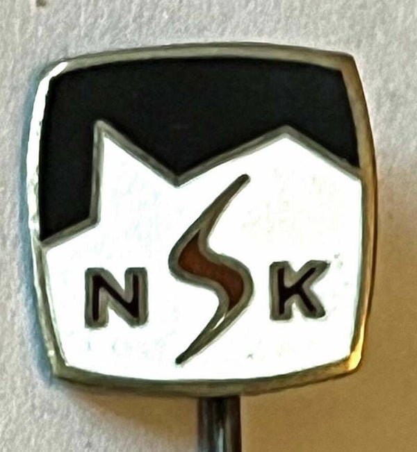 Narvik skiklubb. Eldre sølv og emaljenål