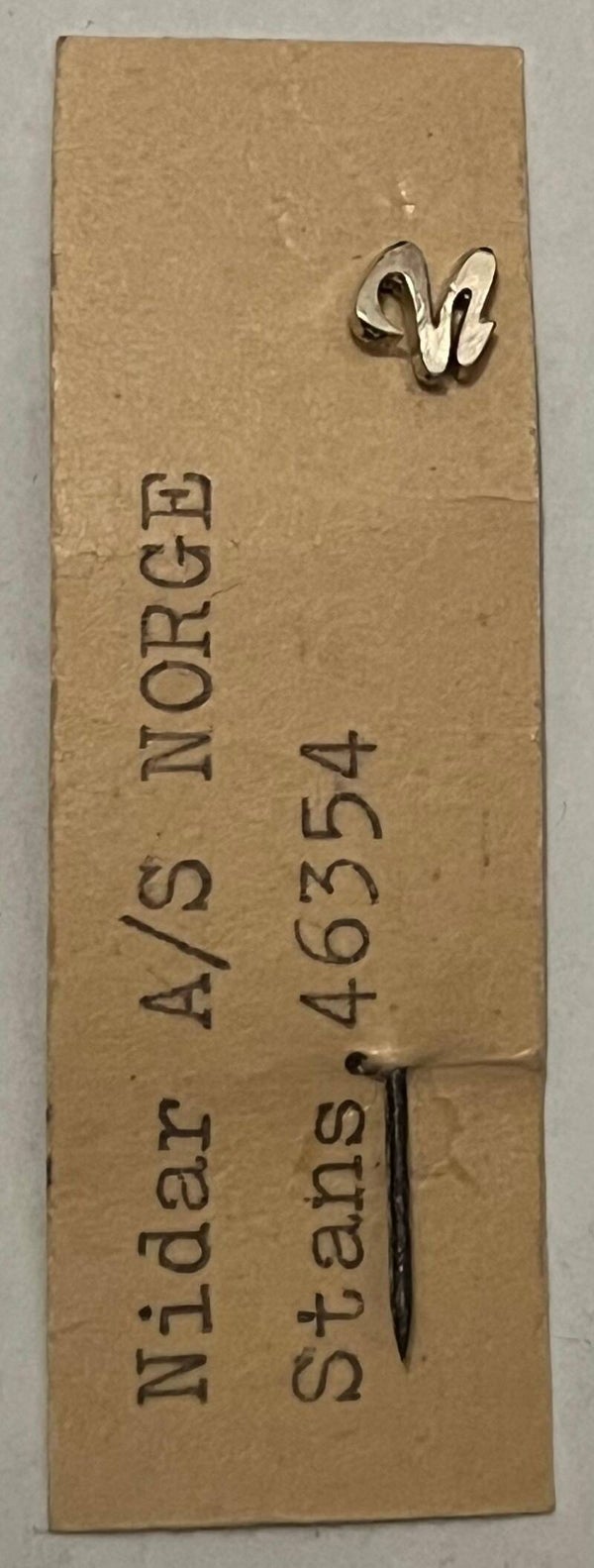 Nidar AS sjokoladefabrikk. Nål med original produsent lapp