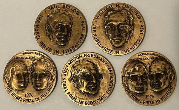 Nobel laureates (Nobel pris vinnere) 1976 sett 5 medaljer i eske