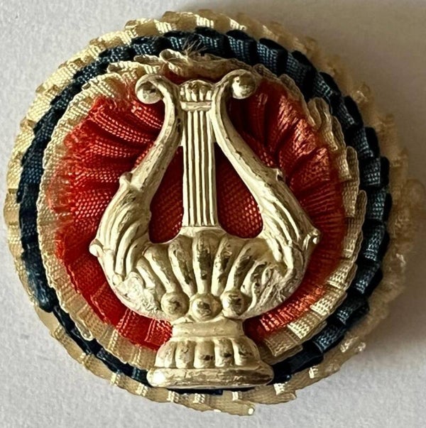 Sangertegn / lyre på rosett i de norske farger