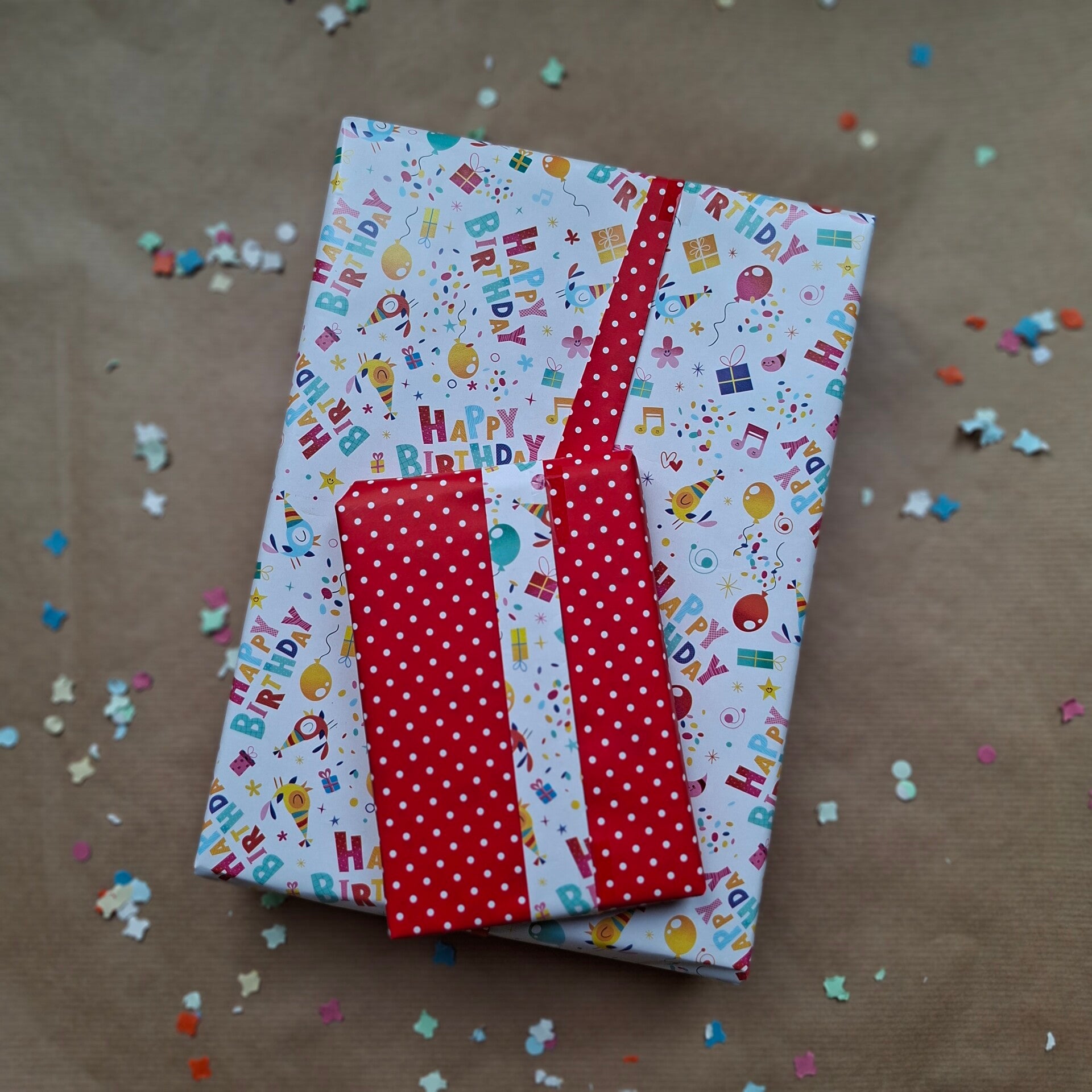 Cadeaupapier (70x200cm) - Happy Birthday rood/wit