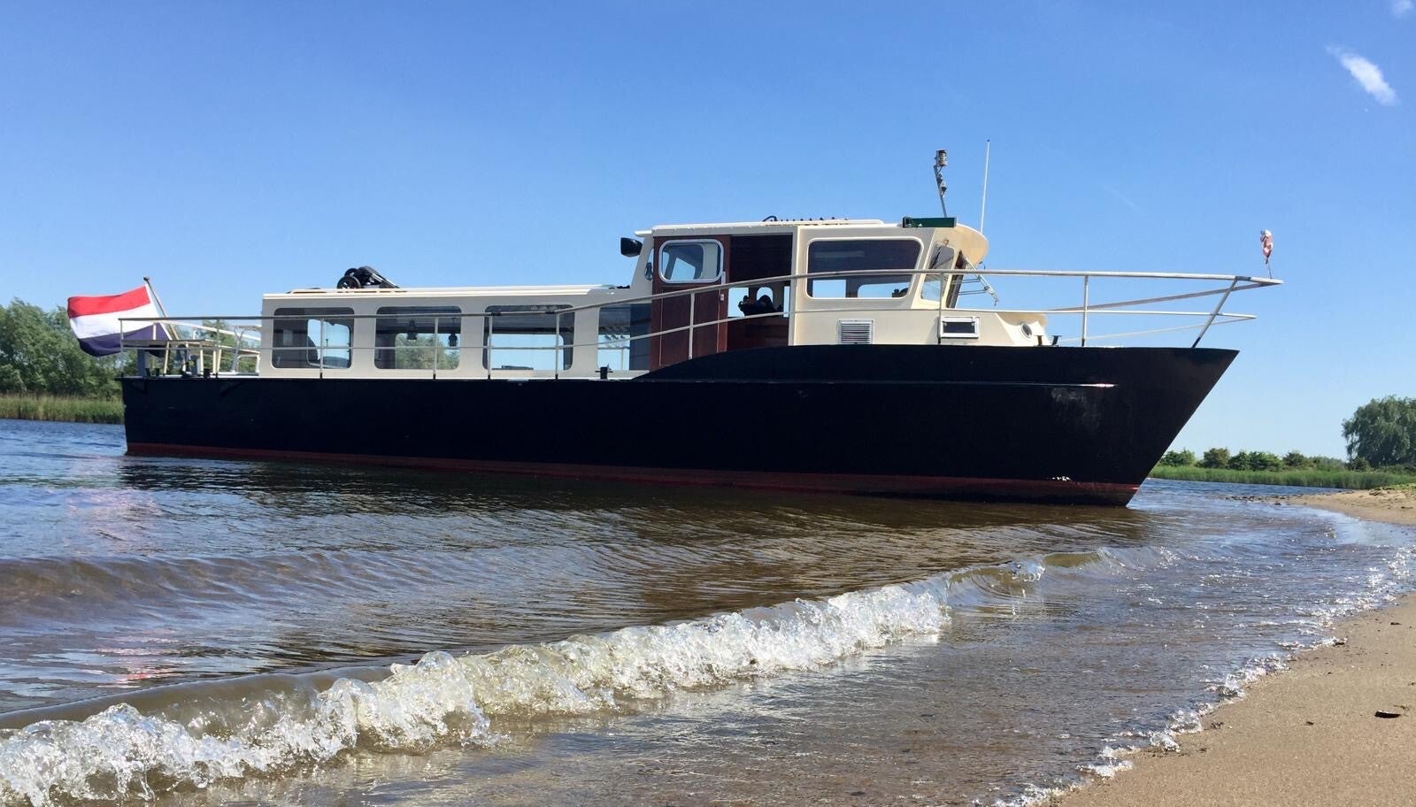 boot op het water bij Heusden tijdens een rustige Out of the Boat vaartocht