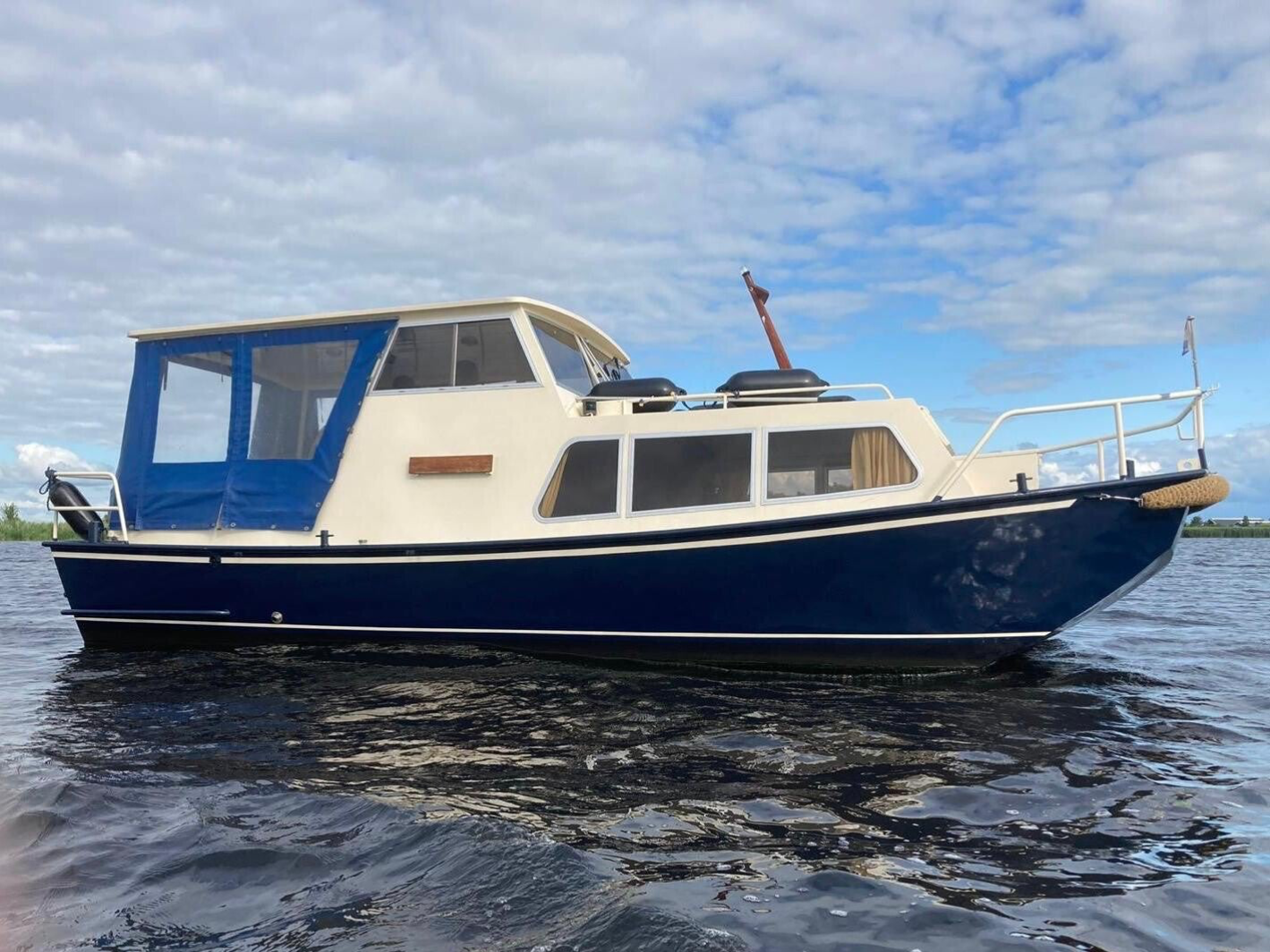 Doerak boot op de Maas bij Heusden tijdens een Out of the Boat vaartocht