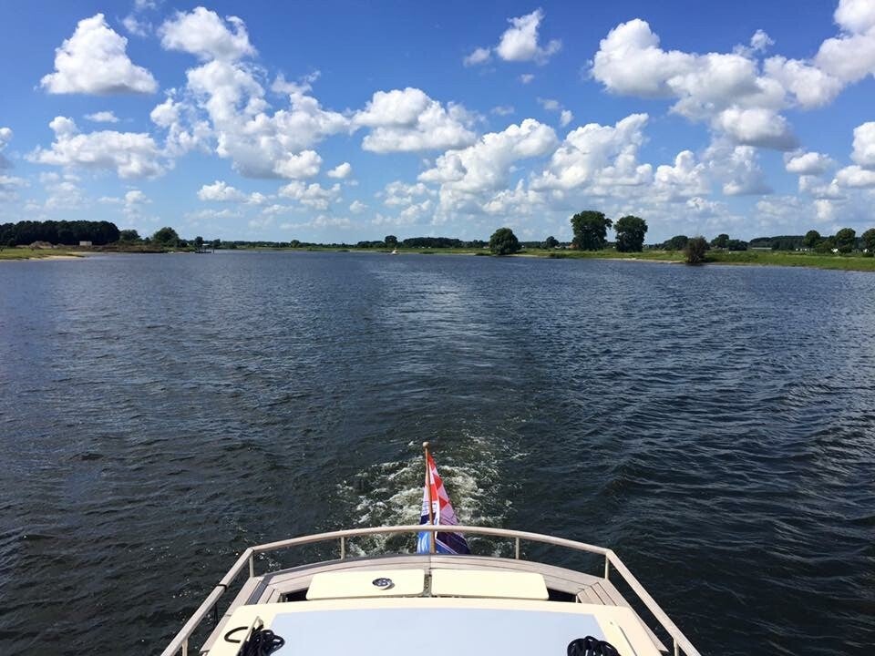 water en lucht op de Maas bij Heusden tijdens een Out of the Boat vaartocht