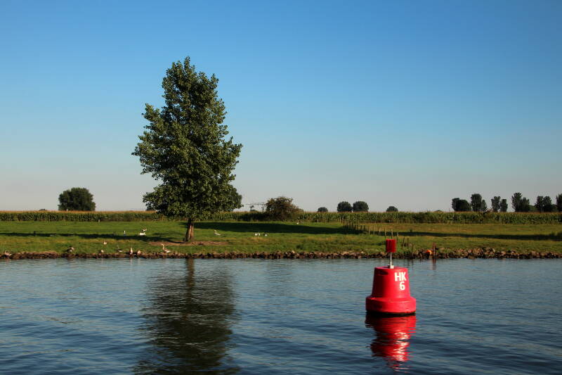 Afgedamde Maas Heusdens kanaal boei out of the boat omgeving water boom rust 
