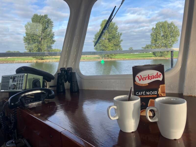 Koffie kopjes Verkade koek stuurhut boot Ronassis de bootjes van Verkade out of the boat.. oude marifoon