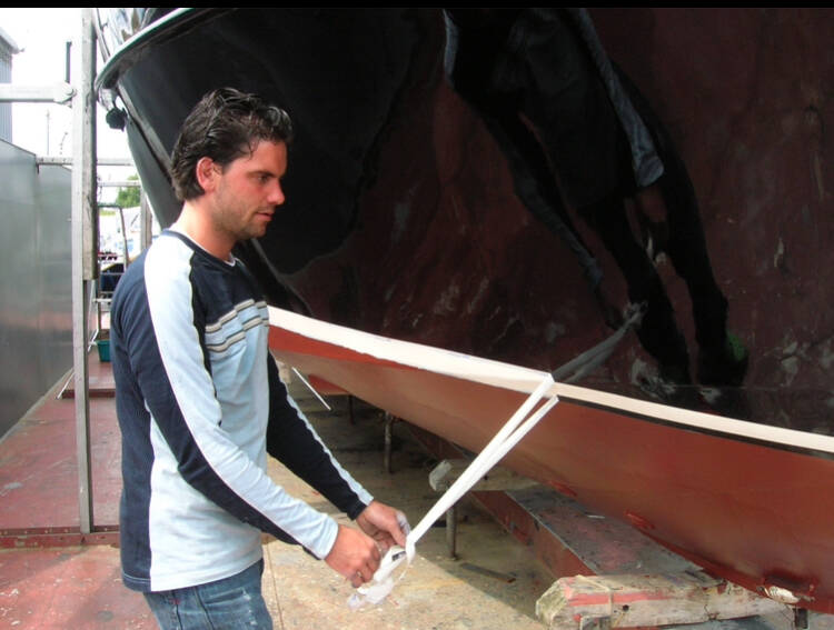 Ronald Verkade droogdok werken Heusden plakband schilderen de bootjes van Verkade out of the boat