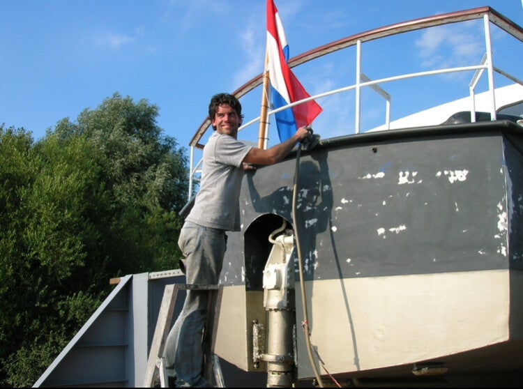 Ronald Verkade werken aan boot schuren droogdok Heusden boot Ronassis de bootjes van Verkade out of the boat