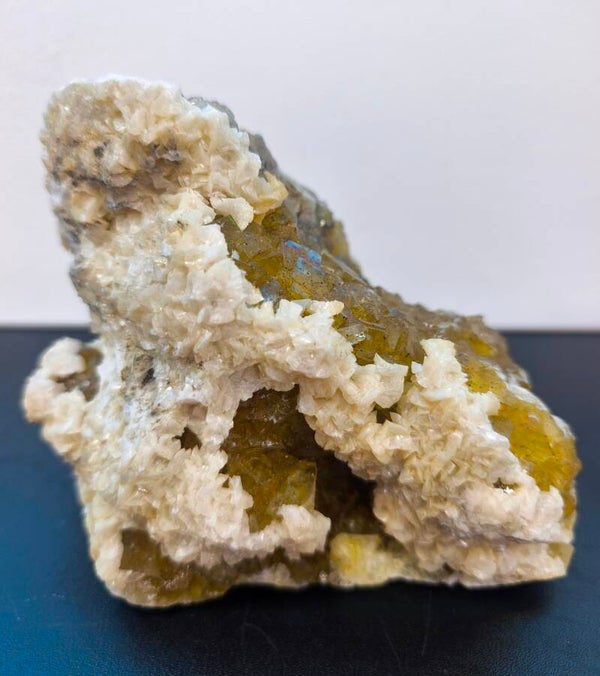 FLUORITA AMARILLA CON CALCITA 12 X 14 CM.